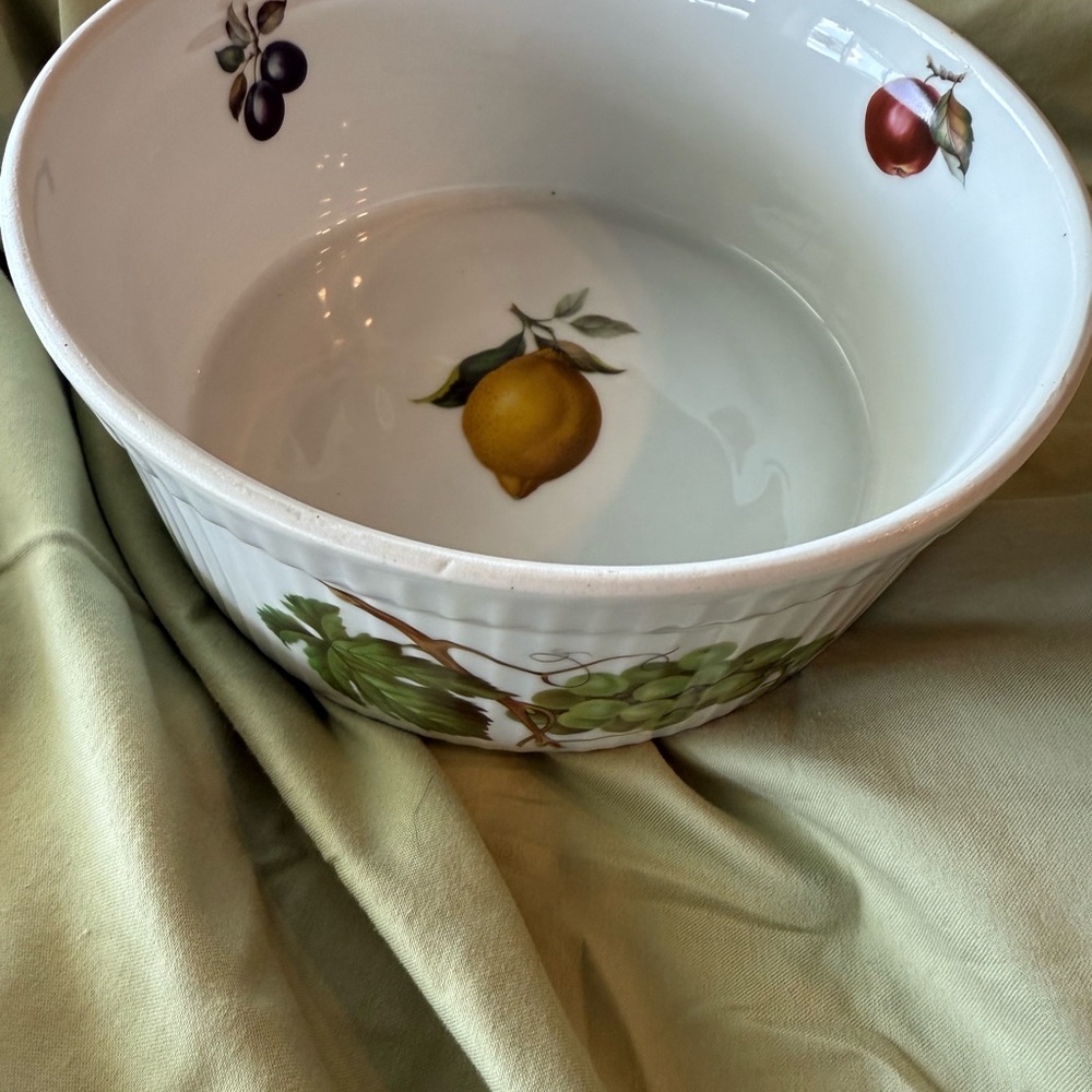 Charming Ceramic Fruit Bowl with Grapevine Design - Picture 2 of 4